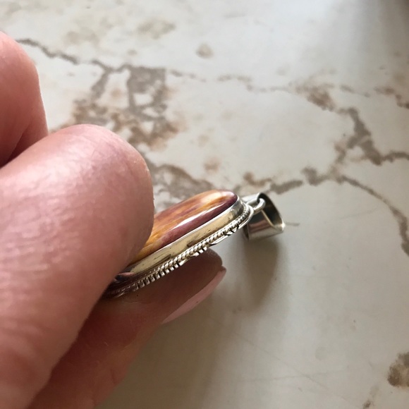 Native American Spiny Oyster Shell Pendant, signed LL - Picture 5 of 6